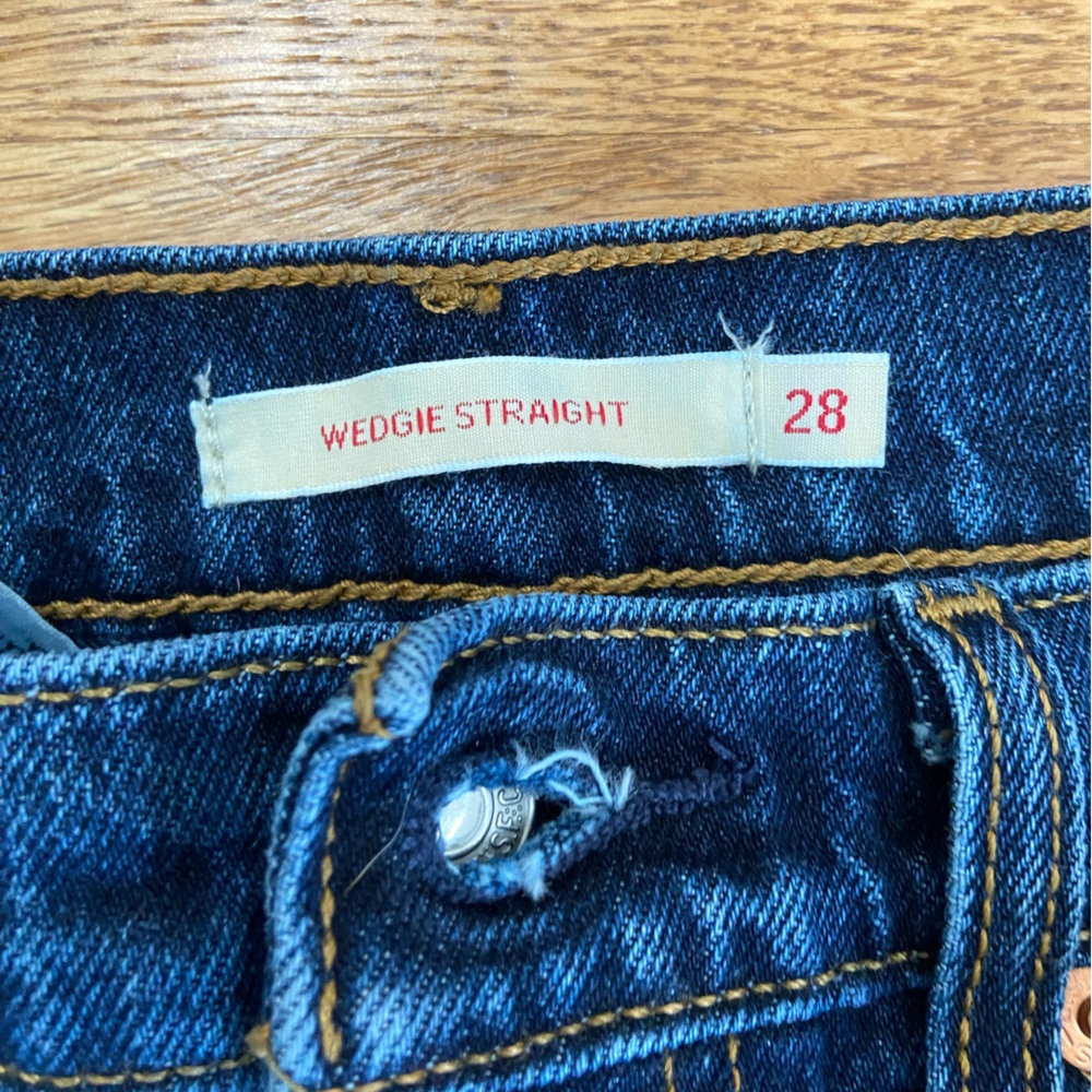 Levi's Women's Wedgie Straight Leg Jeans 28 x 26
EUC - Picture 5 of 8